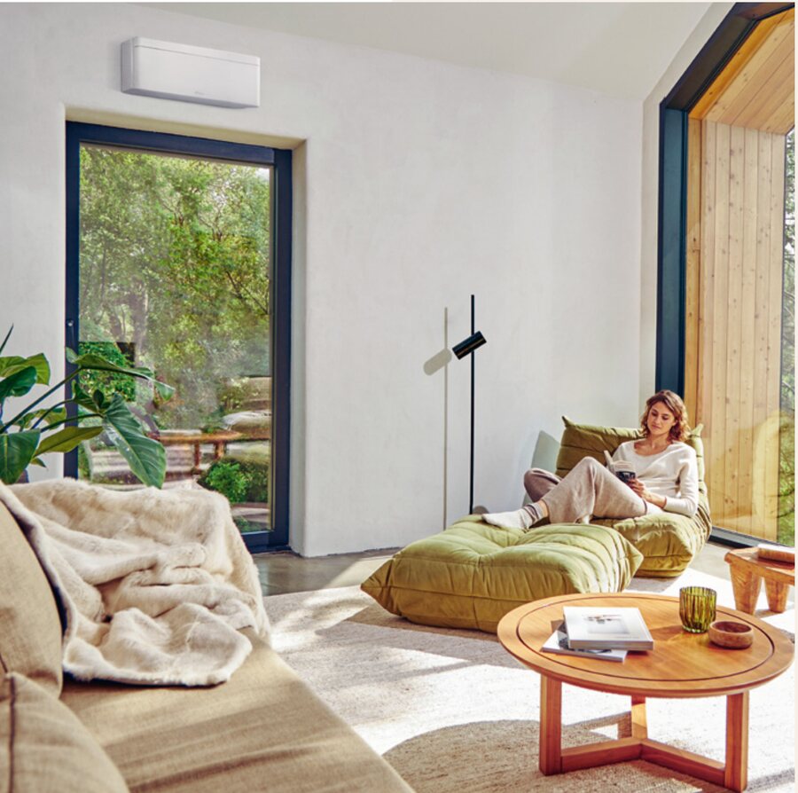 Split-Klimagerät an der Wand eines Wohnraums – heizt im Winter und kühlt im Sommer